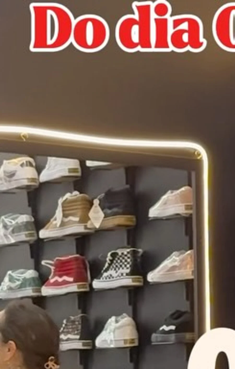 A parede de tênis da loja, com o neon em volta