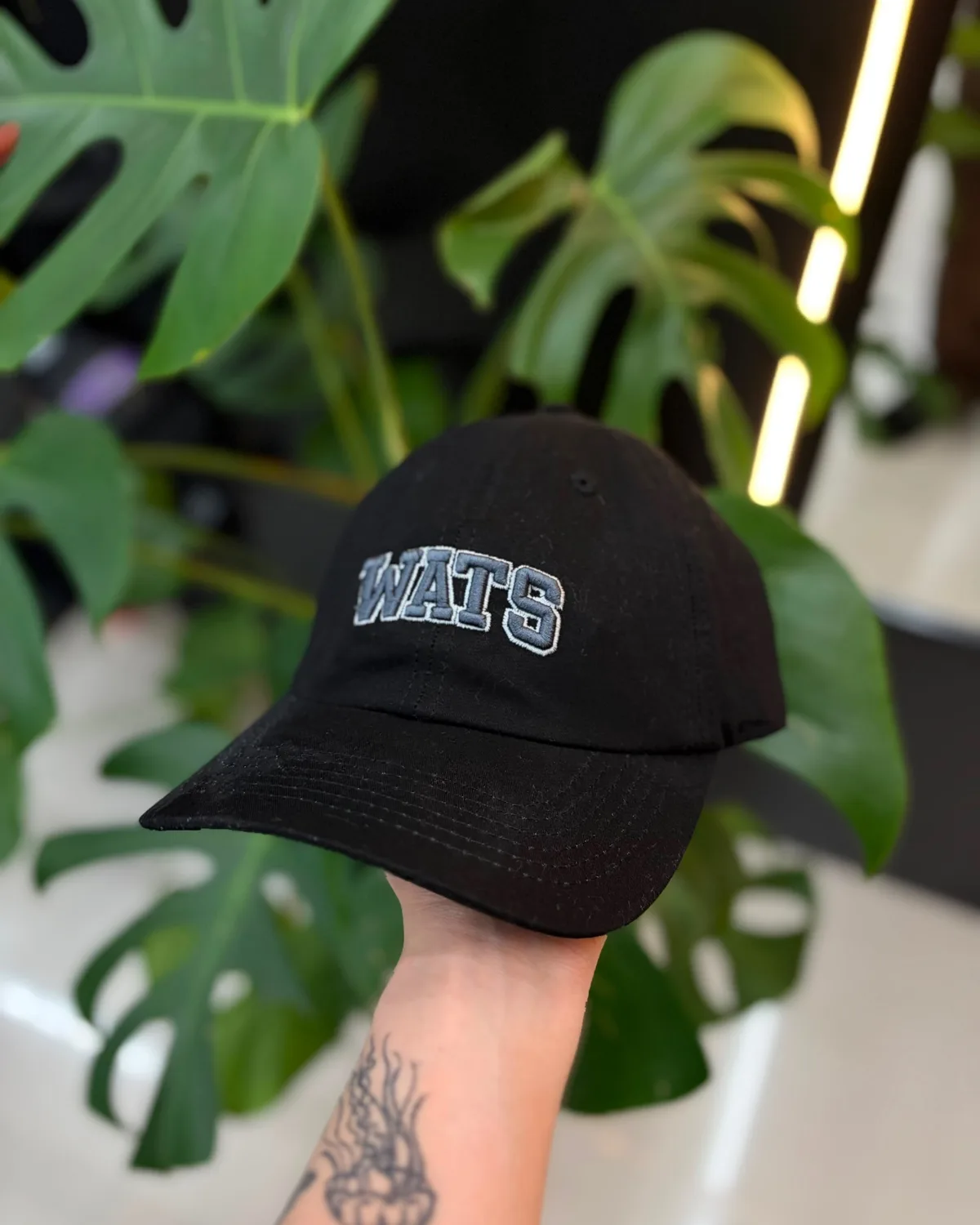 Boné Wats preto