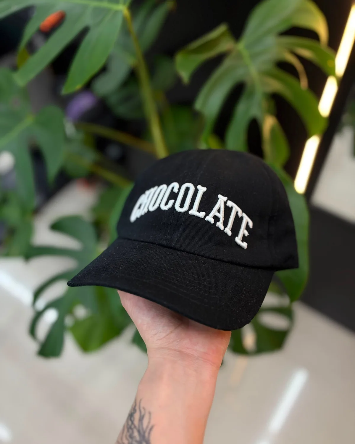 Boné Chocolate lettering branco